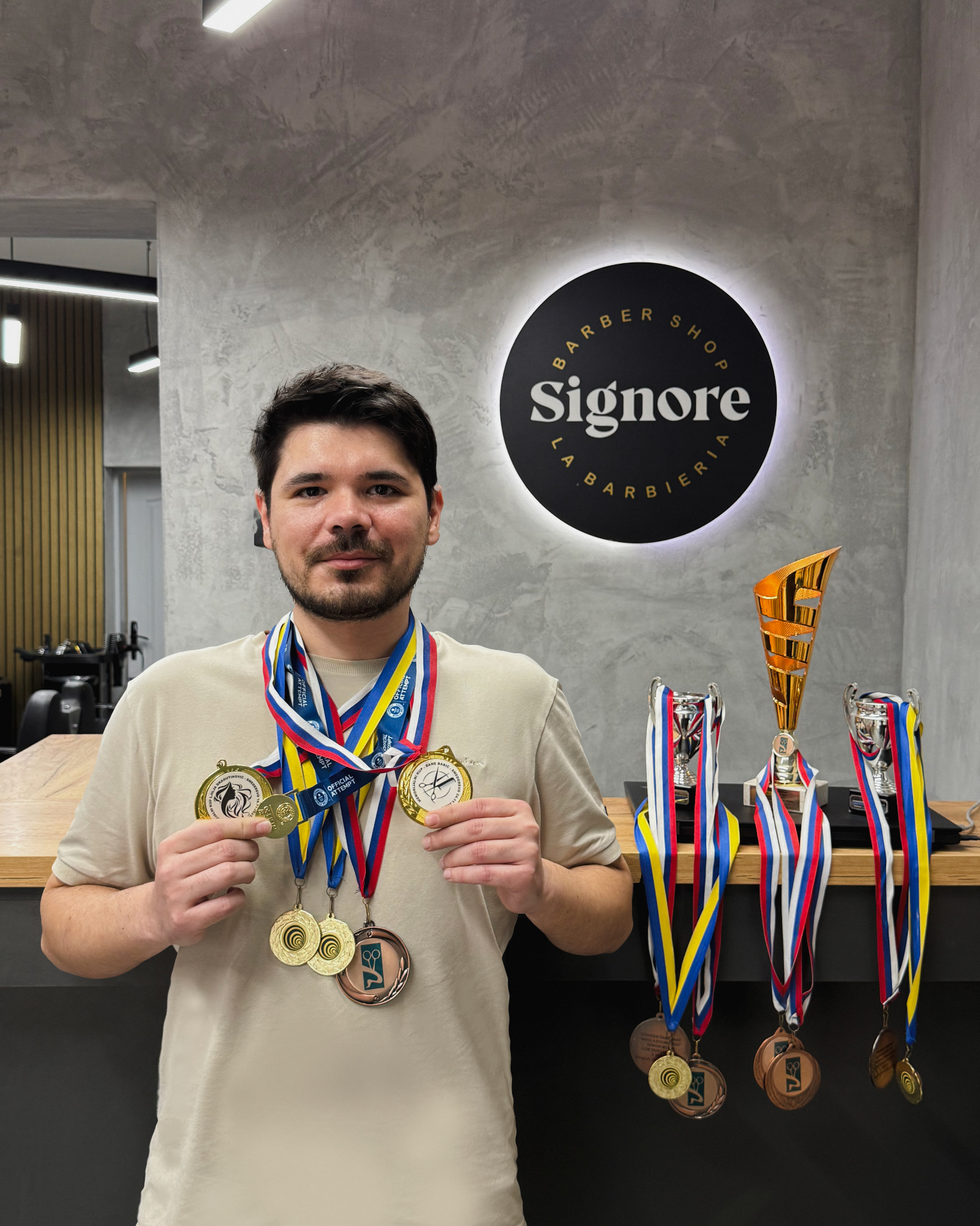 Ivan Ivić sa medaljama iz barber takmičenja
